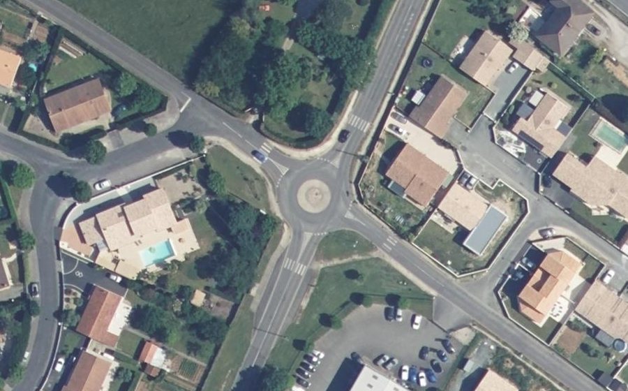 Vue aérienne du Rond-point anonyme n°51370794