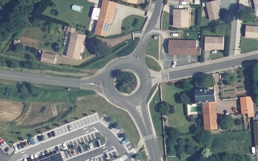 Vue aérienne du Rond-point anonyme n°51370812