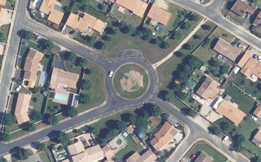Vue aérienne du Rond-point anonyme n°51370850