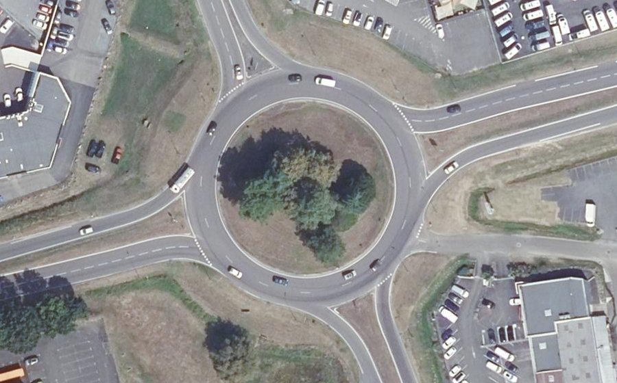 Vue aérienne du Rond-point anonyme n°51381875