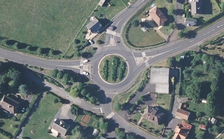 Vue aérienne du Rond-point anonyme n°51408054