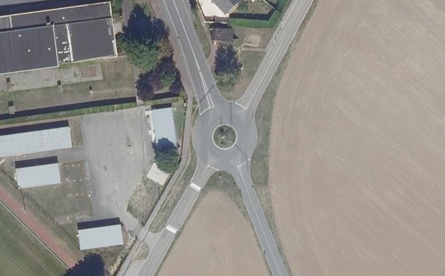 Vue aérienne du Rond-point anonyme n°51420439