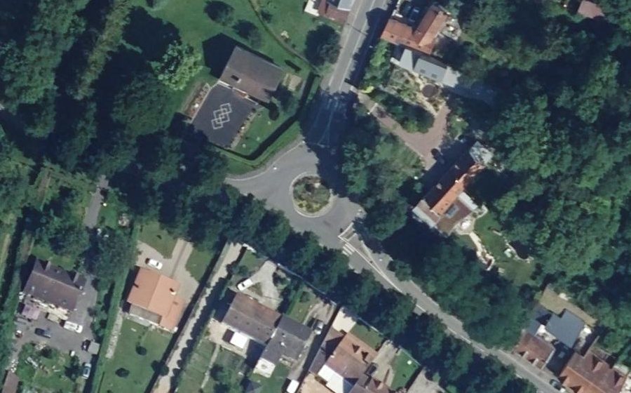 Vue aérienne du Rond-point anonyme n°51422887