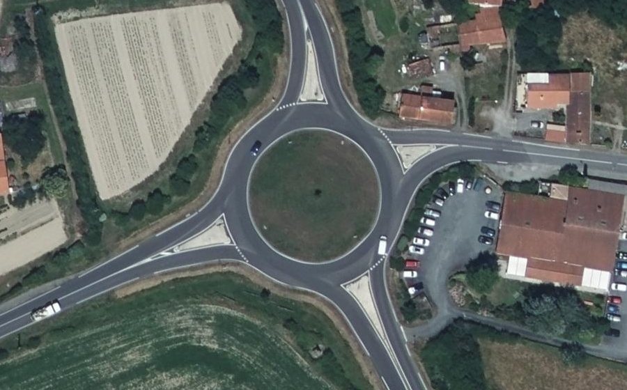 Vue aérienne du Rond-point anonyme n°51436748