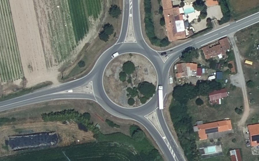 Vue aérienne du Rond-point anonyme n°51436752