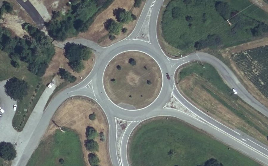 Vue aérienne du Rond-point anonyme n°51444988