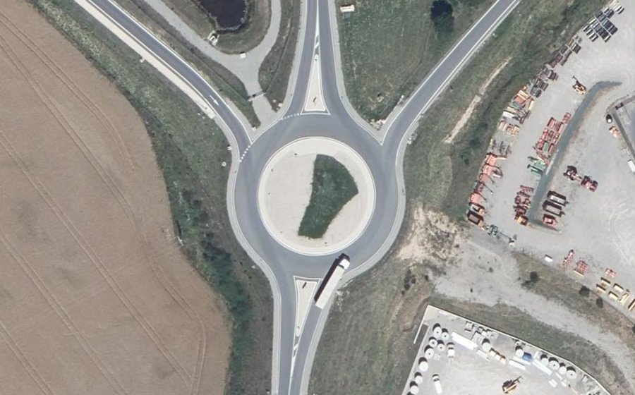 Vue aérienne du Rond-point anonyme n°515066073