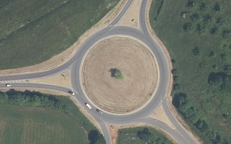 Vue aérienne du Rond-point anonyme n°51517848