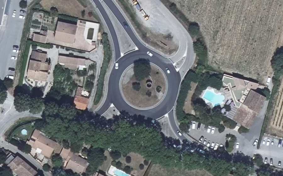 Vue aérienne du Rond-point anonyme n°51518186