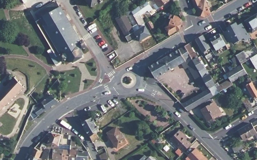 Vue aérienne du Rond-point anonyme n°515346124