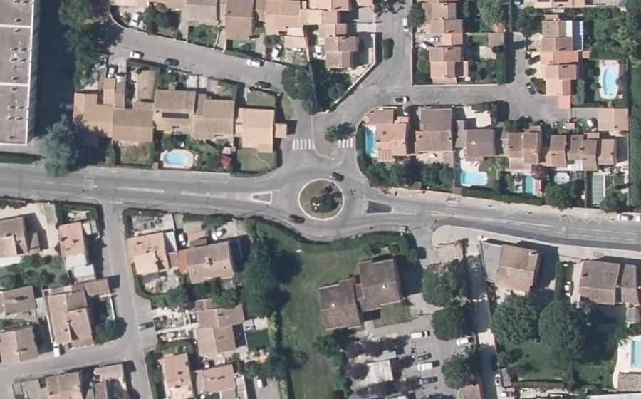 Vue aérienne du Rond-point anonyme n°51556834