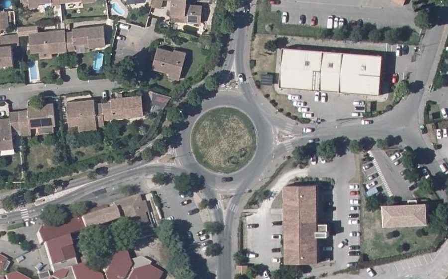 Vue aérienne du Rond-point anonyme n°51557792