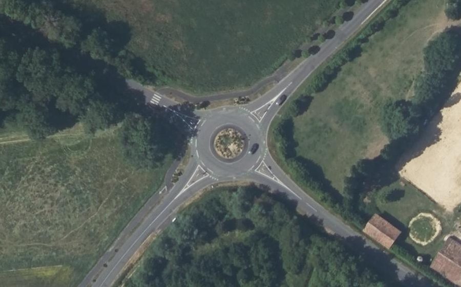 Vue aérienne du Rond-point anonyme n°51563731