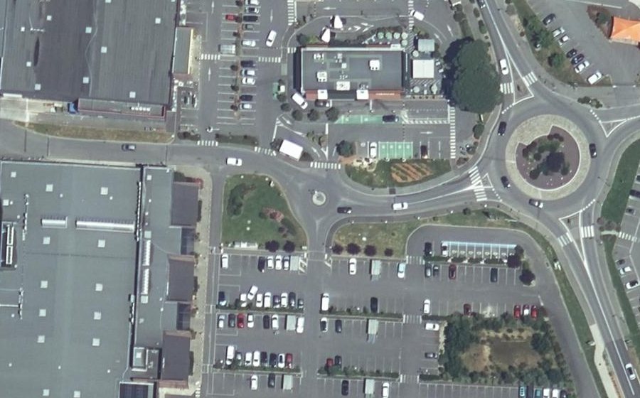 Vue aérienne du Rond-point anonyme n°516060484