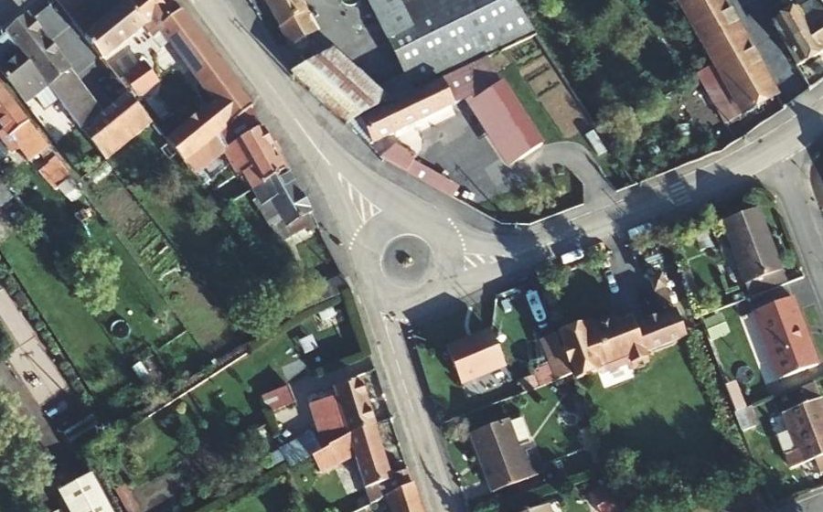 Vue aérienne du Rond-point anonyme n°516233015