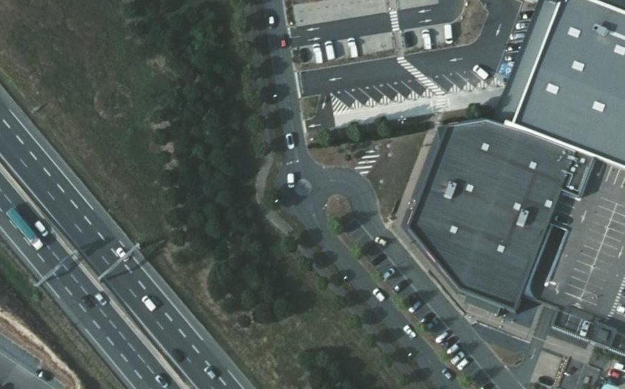 Vue aérienne du Rond-point anonyme n°516315809