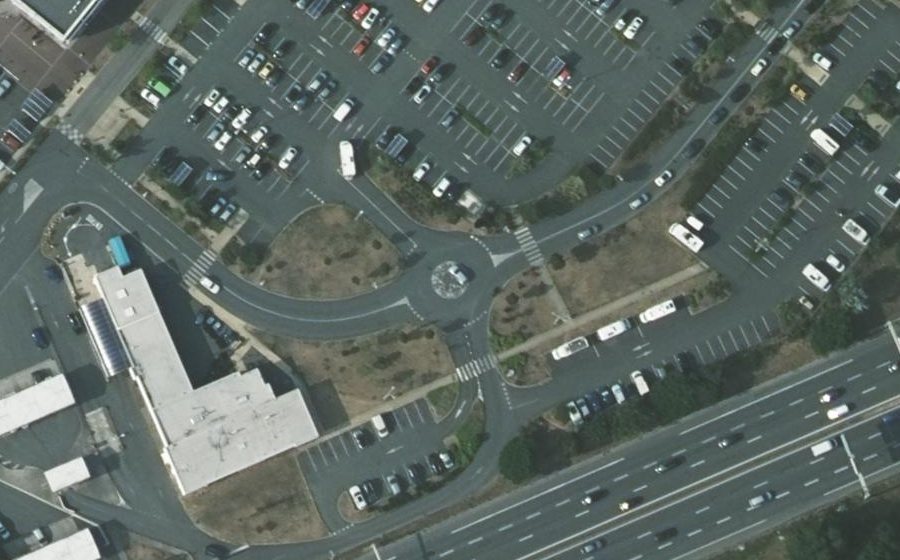 Vue aérienne du Rond-point anonyme n°516319075