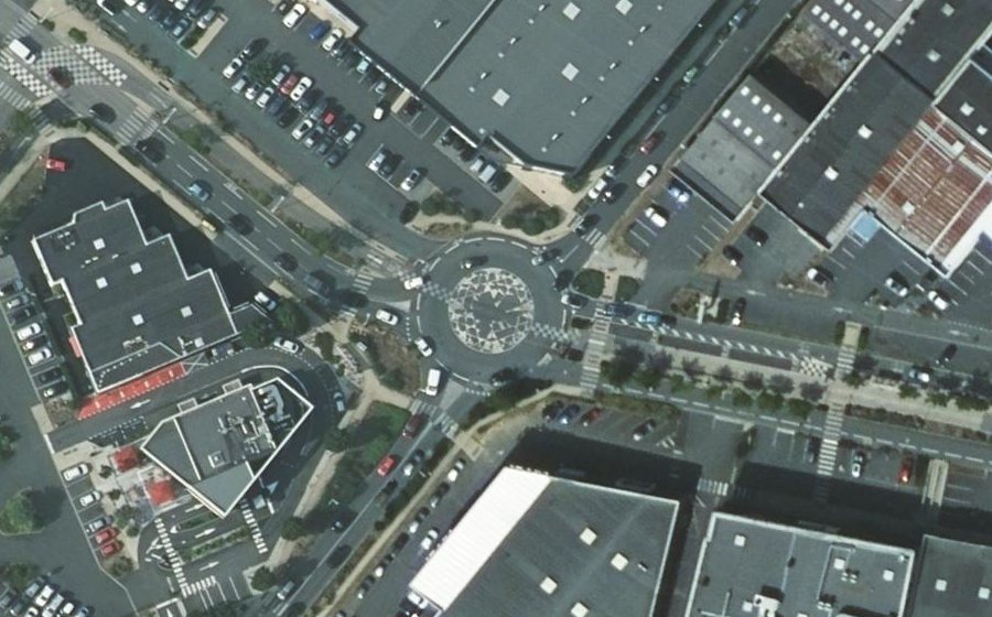 Vue aérienne du Rond-point anonyme n°516319375