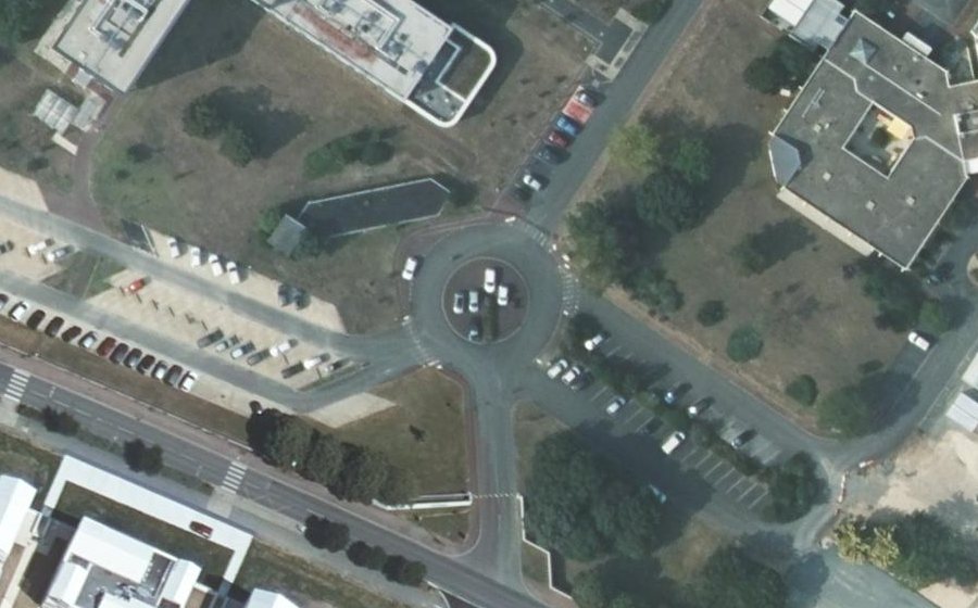 Vue aérienne du Rond-point anonyme n°516550331