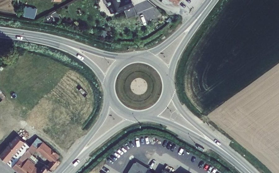 Vue aérienne du Rond-point anonyme n°516630162