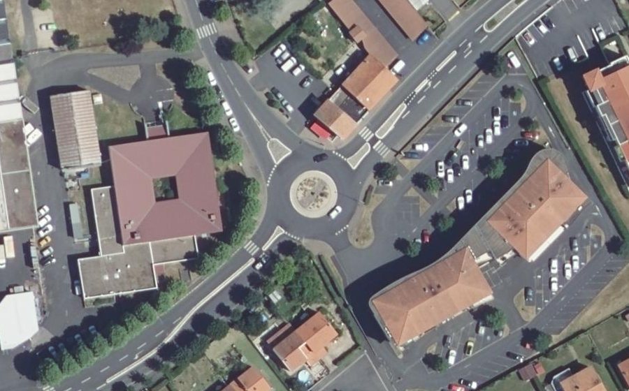 Vue aérienne du Rond-point anonyme n°51675850