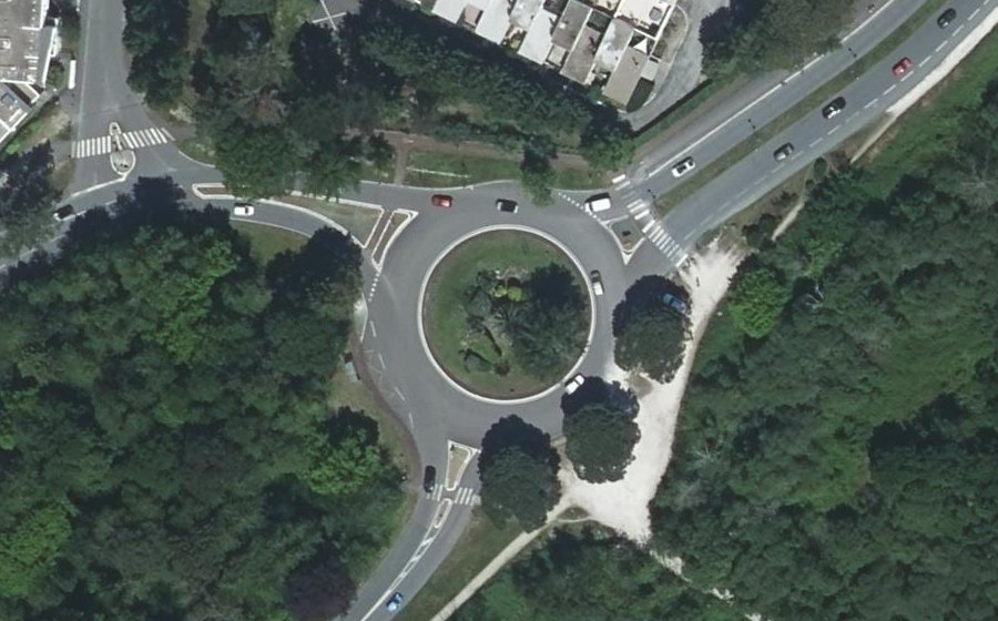 Vue aérienne du Rond-point anonyme n°51679782