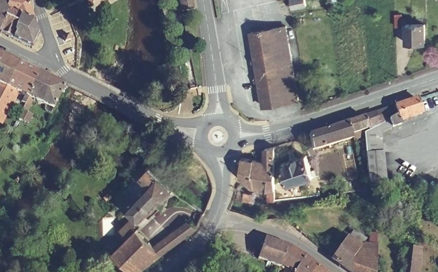 Vue aérienne du Rond-point anonyme n°51681757