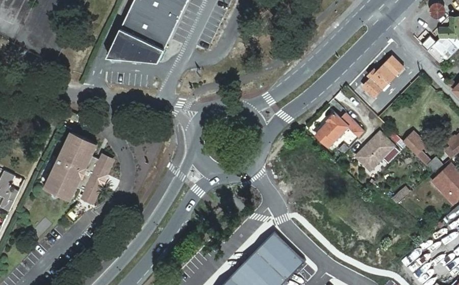 Vue aérienne du Rond-point anonyme n°51683125