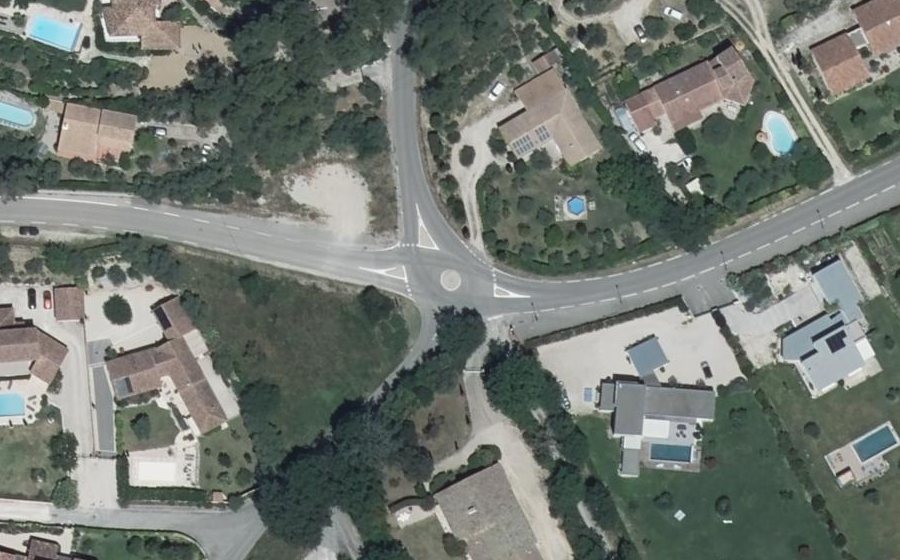Vue aérienne du Rond-point anonyme n°516869385