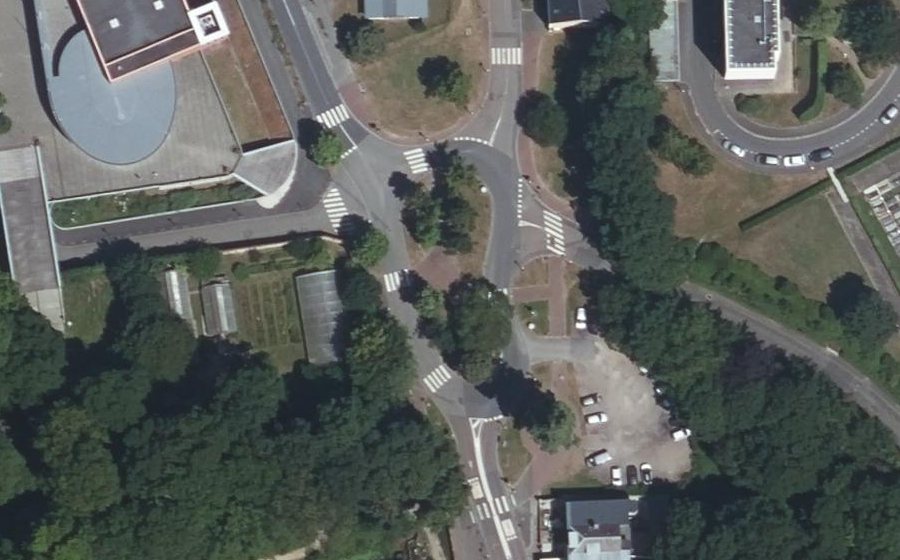 Vue aérienne du Rond-point anonyme n°51692446