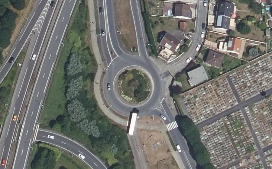 Vue aérienne du Rond-point anonyme n°51692452