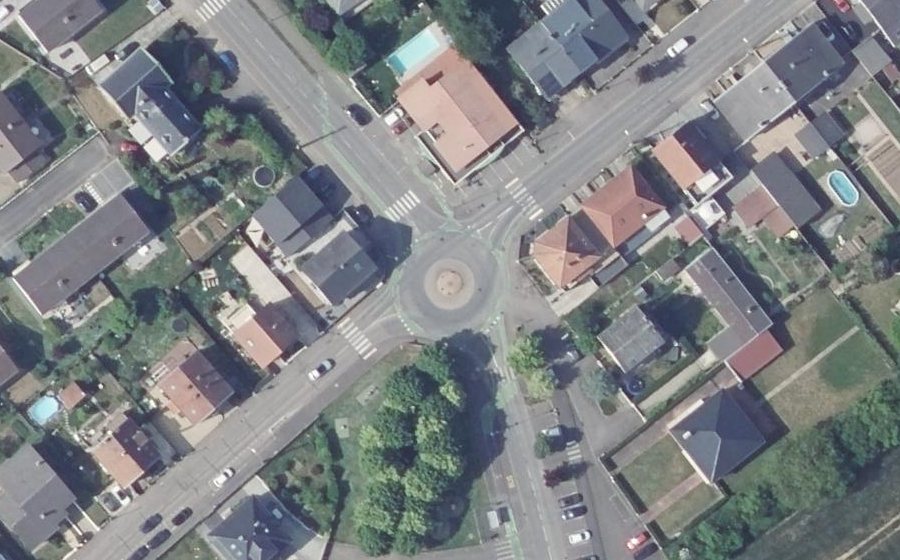 Vue aérienne du Rond-point anonyme n°516972940