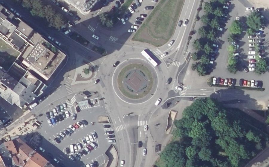 Vue aérienne du Rond-point anonyme n°516972959