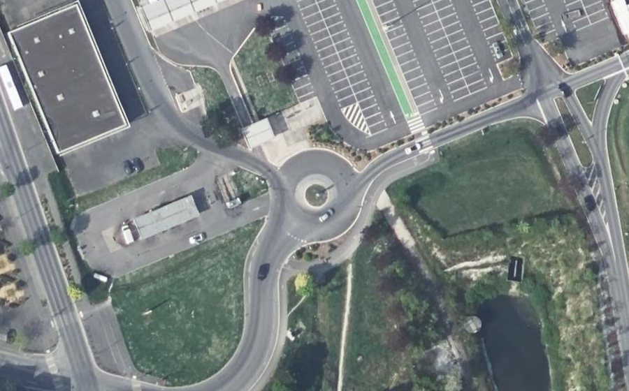 Vue aérienne du Rond-point anonyme n°516973832