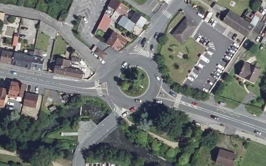 Vue aérienne du Rond-point anonyme n°51701602