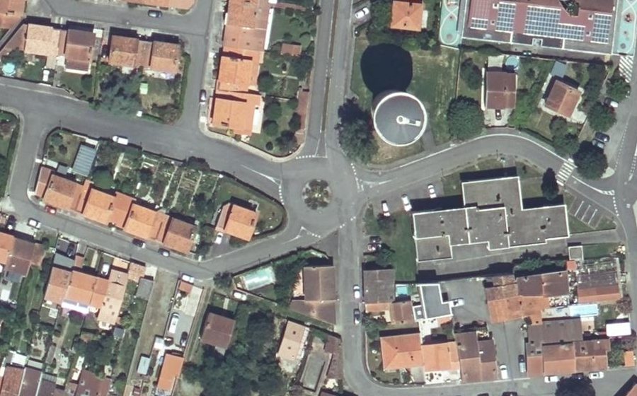 Vue aérienne du Rond-point anonyme n°51702592