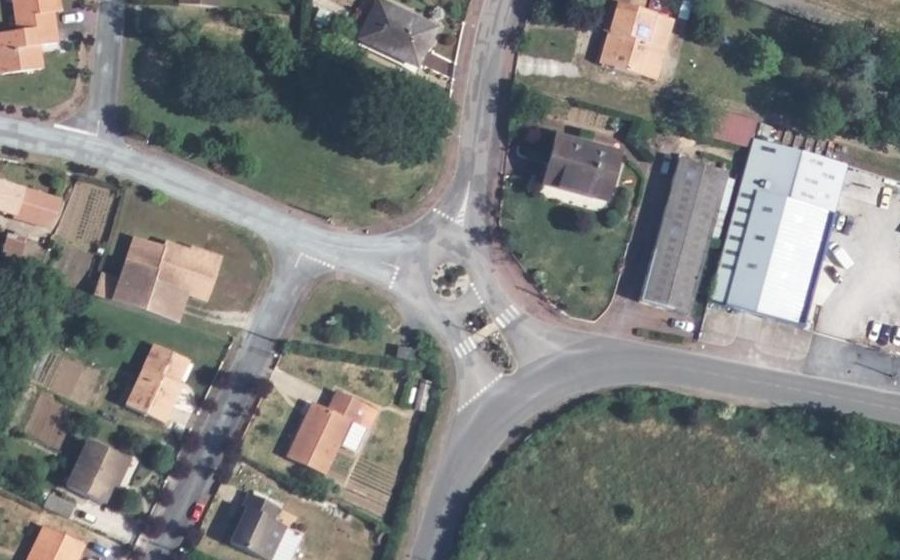 Vue aérienne du Rond-point anonyme n°51704922
