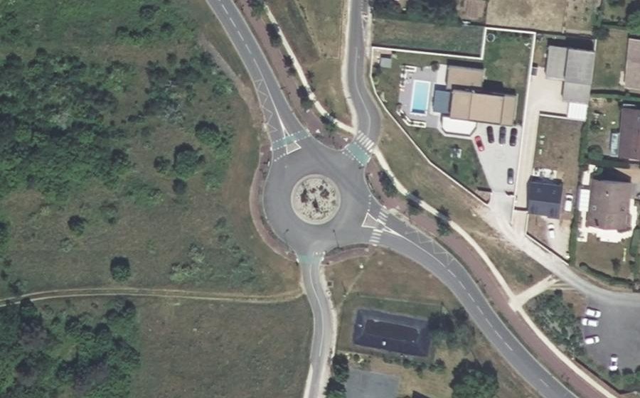 Vue aérienne du Rond-point anonyme n°517089450
