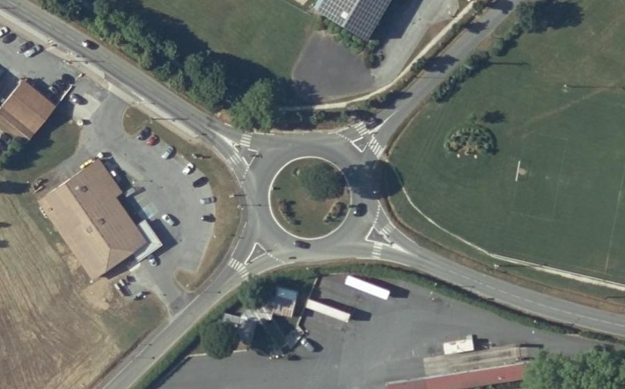 Vue aérienne du Rond-point anonyme n°51720691