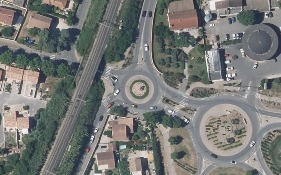 Vue aérienne du Rond-point anonyme n°51725224