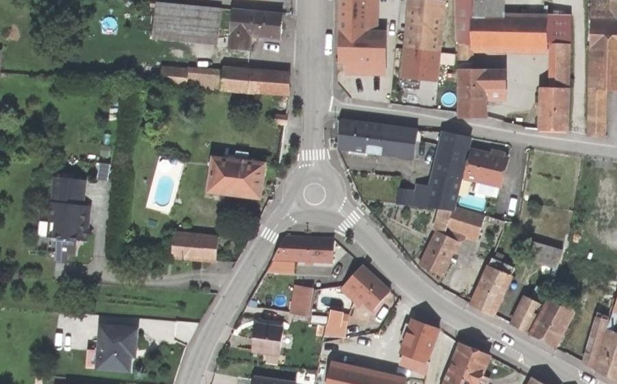 Vue aérienne du Rond-point anonyme n°517282413