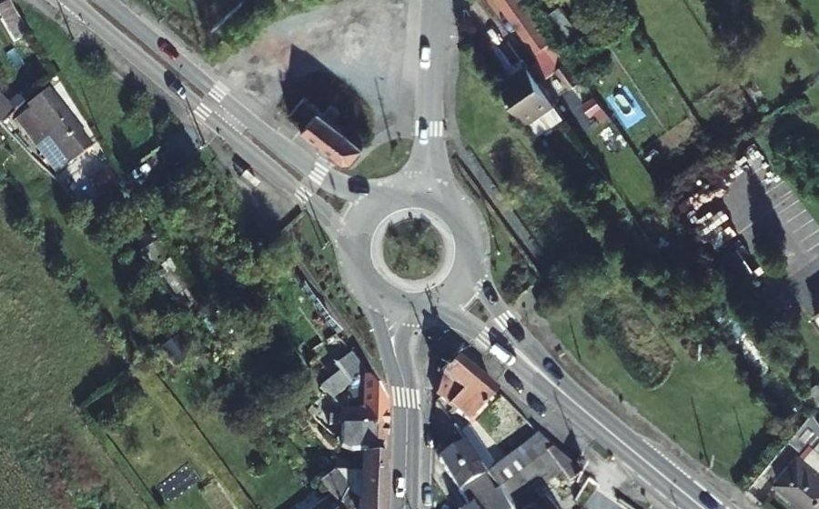 Vue aérienne du Rond-point anonyme n°51728873