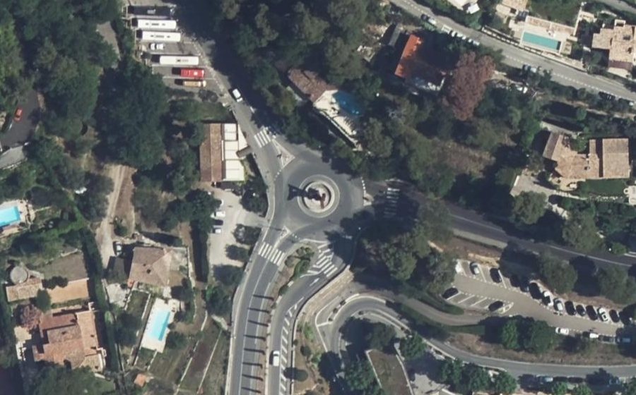 Vue aérienne du Rond-point anonyme n°51736900