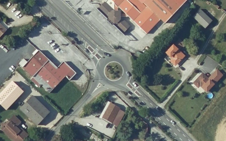 Vue aérienne du Rond-point anonyme n°51741345