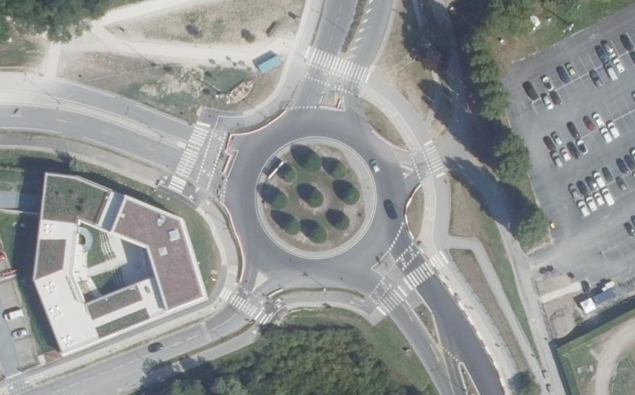 Vue aérienne du Rond-point anonyme n°517460924