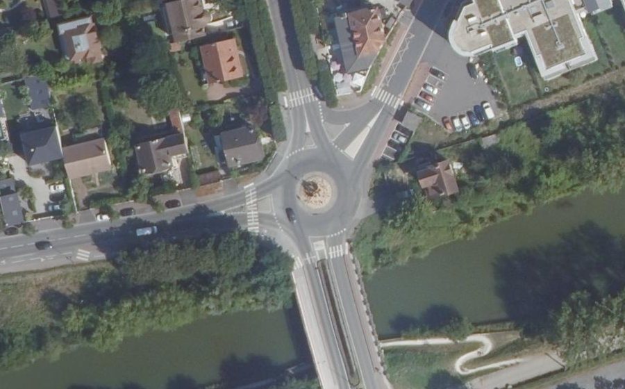Vue aérienne du Rond-point anonyme n°517460926
