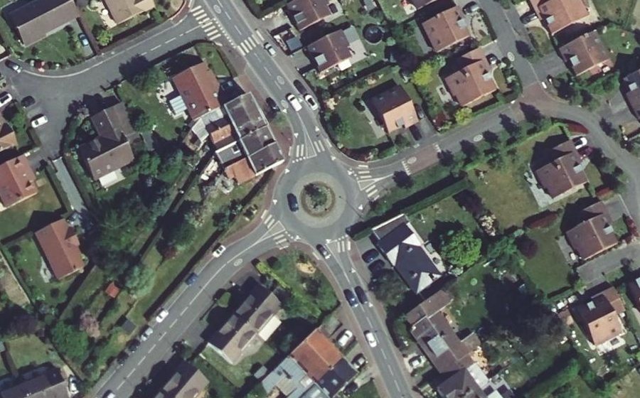 Vue aérienne du Rond-point anonyme n°51772879