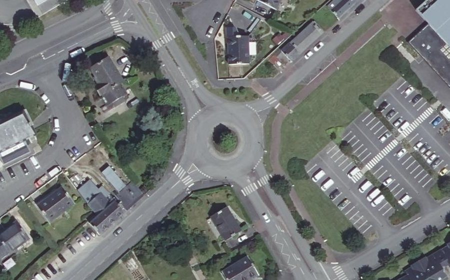 Vue aérienne du Rond-point anonyme n°51775224