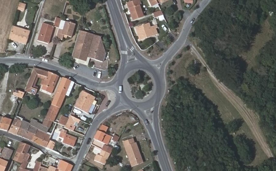 Vue aérienne du Rond-point anonyme n°517762595