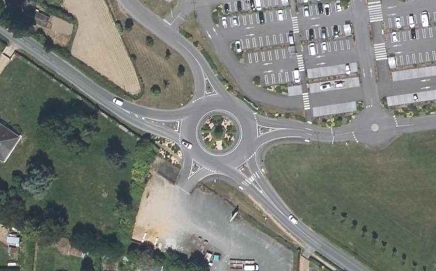 Vue aérienne du Rond-point anonyme n°517880112